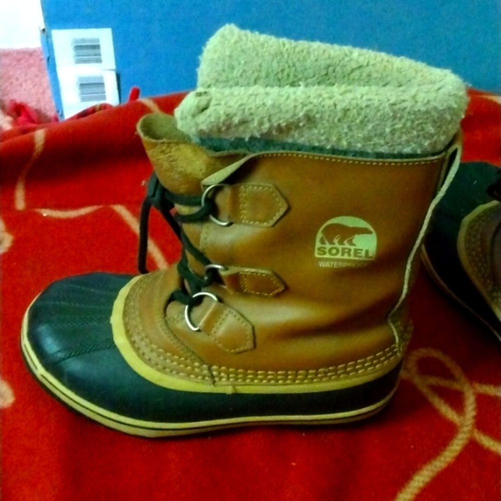Kids size 3 Sorel winter boots (water proof)